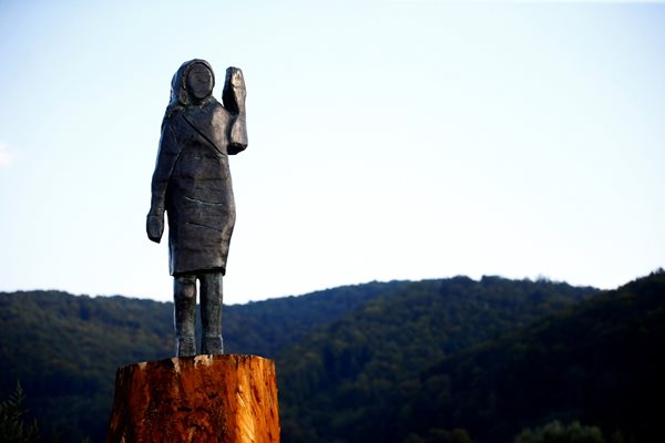 Нова статуя на Мелания Тръмп бе открита в Словения, където е родена първата дама на САЩ СНИМКИ: Ройтерс