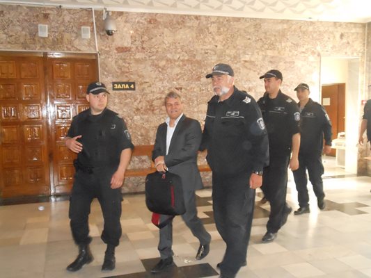 Водят Георги Вълев в ссъдебната зала във Велико Търново
