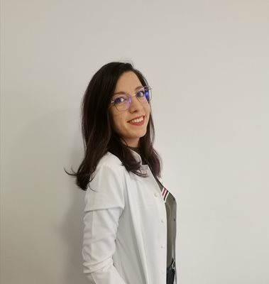 Д-р Здравена Добчева е на 26 г. от Свиленград. Работи в Пловдив като специализант по очни болести.