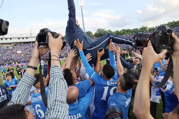 Футболистите на “Левски” хвърлят във въздуха треньора си Станимир Стоилов, който съживи левскарския дух и подхвана нова “синя” приказка.