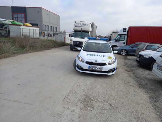 Полиция охранява машините за гласуване в Пловдив и областта.