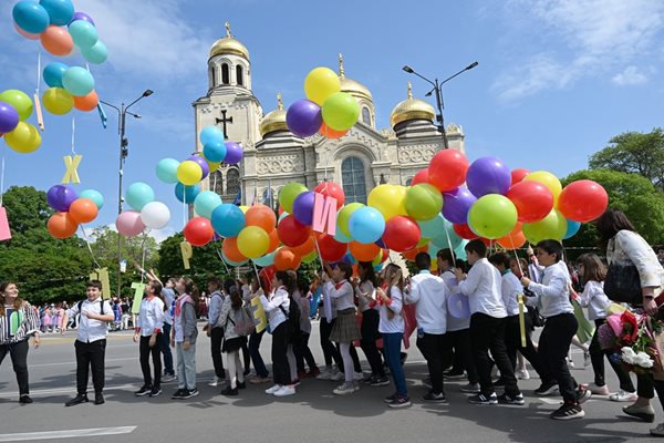 По традиция в Деня на светите братя Кирил и Методий в небето над площада пред Катедралата във Варна "полетя" българската азбука.
Снимки Орлин Цанев