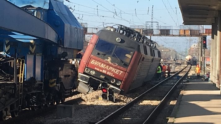 Два вагона дерайлираха на гарата в Раднево