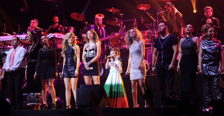 Певиците на Слави заедно с Крисия пеят “Моя страна, моя България”. На снимката