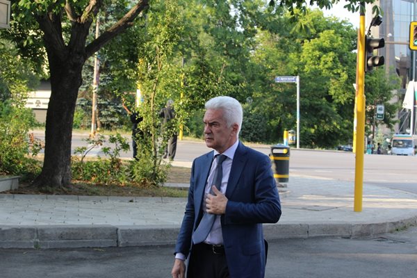 Лидерът на "Атака" Волен Сидеров, току що завърнал се от посещение в Москва, бърза към посолството