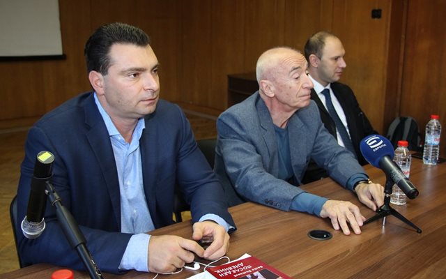 Калоян Паргов (вляво) по време на дискусията на тема "Има ли нужда от нова концепция за националната сигурност на България?". Снимка БСП