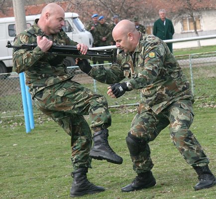 Парашутистите показаха бойно майсторство