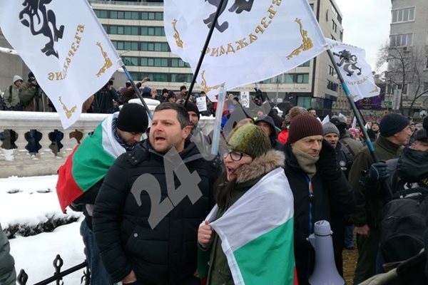 Протестът на "Възраждане" се премести пред Министерски съвет