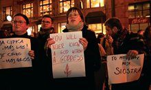 Масови протести срещу забраната за абортите в Полша след смъртта на родилка