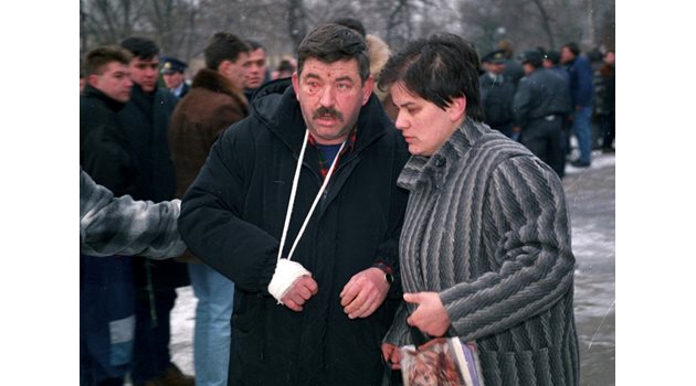 Раненият полицай - главен сержант Кирил Дончев, заедно с жена си на погребението на колегата си.
СНИМКА: ИВАН ГРИГОРОВ

