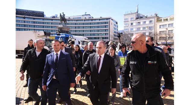 Министър Гроздан Караджов поведе протест на собственици на камиони в петък, малко след като в парламента за пореден път бе отложена темата със задълженията на АПИ към пътностроителните фирми. 
СНИМКИ: ВЕЛИСЛАВ НИКОЛОВ