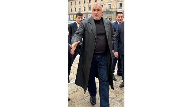 Бойко Борисов се разхожда с дълго черно кожено яке - имидж, който напомни първите му години в политиката.