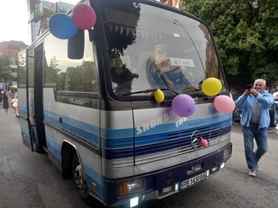 Наетият от 12 Е на Хуманитарната гимназия в Пловдив автобус. СНИМКА: Румен Златански