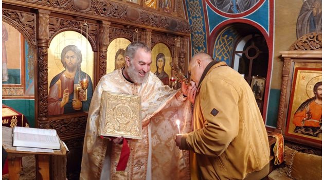 На Великден лидерът на ГЕРБ Бойко Борисов отиде на литургията в църквата в родната му Банкя.