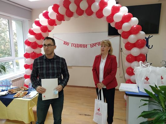 Шефката на БЧК Таня Георгиева връчи грамота на Петър Аджеларов, той пък се просълзи. Снимки: Авторът