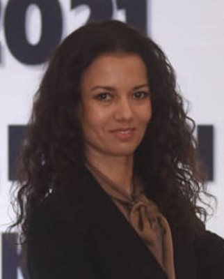 Наталия Митева, мениджър “Образование и социално въздействие” в “Телелинк”, връчи наградата на Техническия университет в София.
