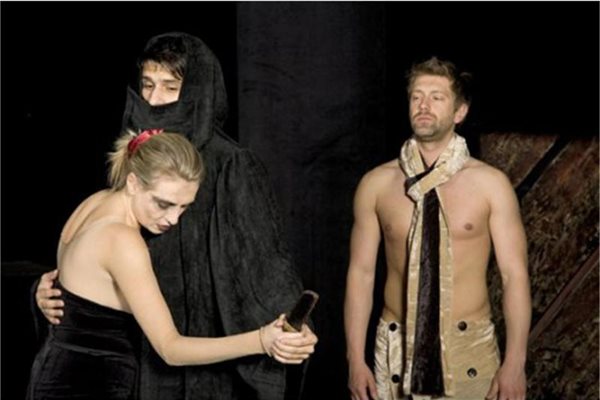 В сцената от пиесата “Електра, или свалянето на маските” Лилия е прегърнала Мартин Гяуров, а Калин Врачански стои до тях.
СНИМКИ: ДЕСИСЛАВА КУЛЕЛИЕВА, ЛИЧЕН АРХИВ И “24 ЧАСА” 
