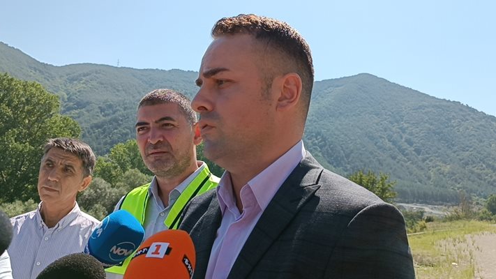 Заместник-министърът на регионалното развитие Захари Христов и председателят на УС на АПИ Иво Иванов инспектираха АМ „Струма“ в района на тунел „Железница“ и свлачищата около него.