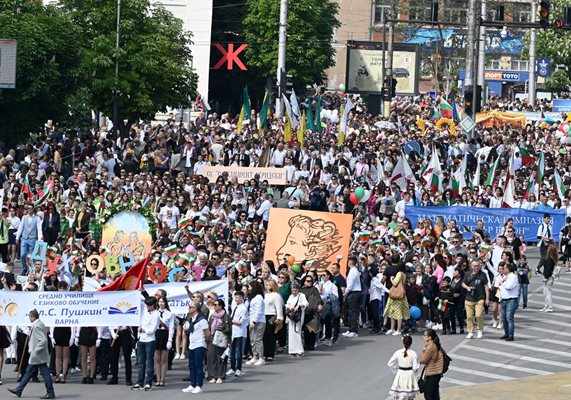 Букви балони полетяха в небето на Варна за 24 май
Снимки Орлин Цанев