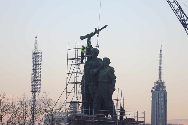 Част от фигурите от Паметника на Съветската армия в София бяха премахнати
СНИМКА: Ники Литов