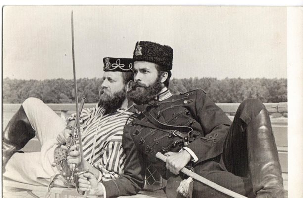 Коста Цонев (вляво) в ролята на подвойводата и 
Милен Пенев като  Христо Ботев във филма “Свобода или смърт”