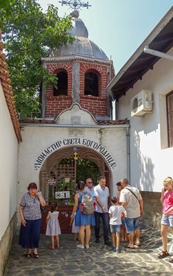Манастирът “Света Богородица” се намира в Арбанаси.