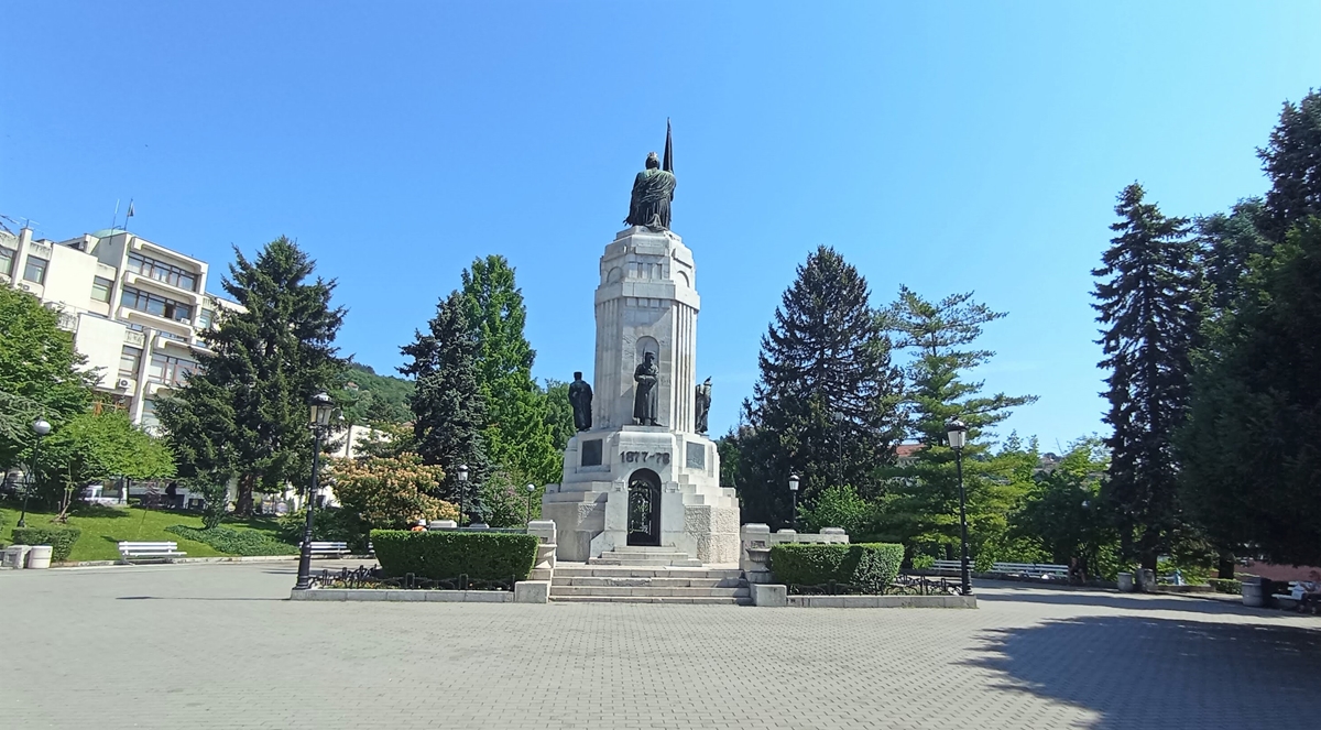 Разследват хулиганство до Паметника „Майка България“ във Велико Търново
