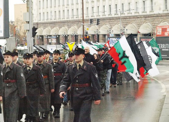 Емил Крумов (непосредствено зад Боян Расате) на “Луковмарш” в София.