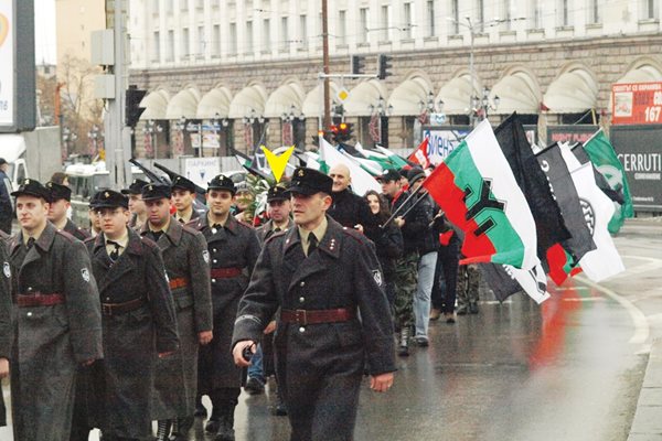 Емил Крумов (непосредствено зад Боян Расате) на “Луковмарш” в София.