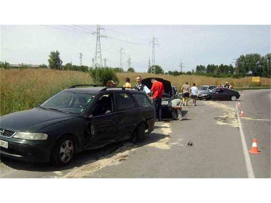 Четирите катастрофирали автомобила на околовръстния път на Търговище останаха часове на платното.
СНИМКА: АВТОРЪТ