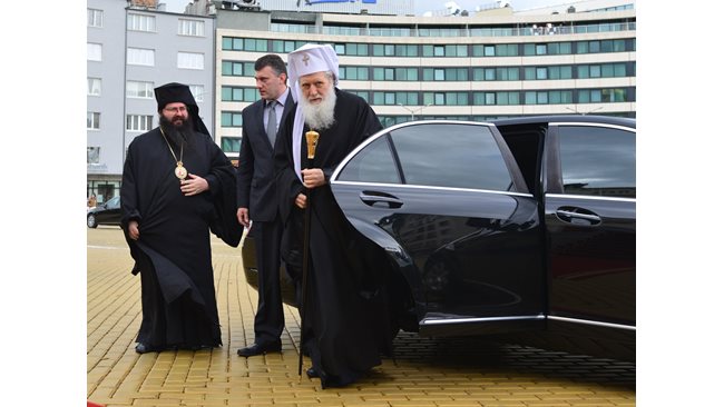 Patriarch Neophyte refused security from the NSO, uses only a car at the age of 20