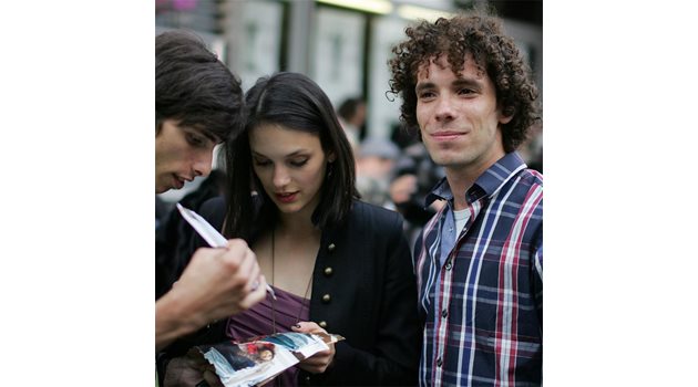 СЛАВА: Младите актьори често раздават автографи на улицата.