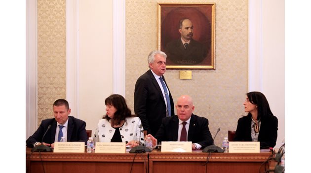 Бойко Рашков дойде на заседанието на правната комисия, за да зададе въпрос на Иван Гешев.