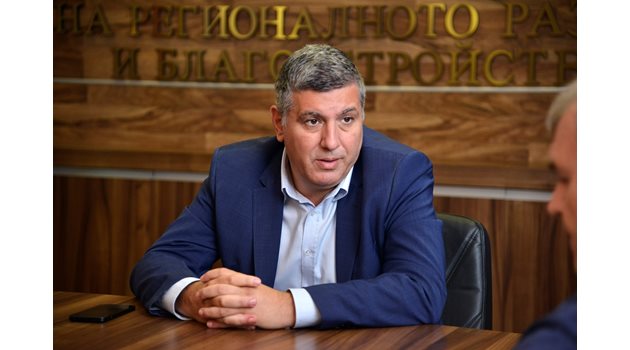 Регионалният министър Андрей Цеков видя в атаката на ГЕРБ срещу него връзка с търговете за поддръжка на пътищата.

СНИМКА: ЙОРДАН СИМЕОНОВ