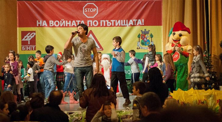 Искрен Пецов забавлява децата със свои изпълнения.