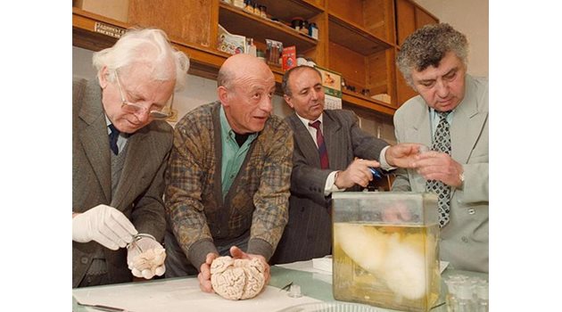 РАЗБОР: Експерти изследват мозъка на Димитров.
