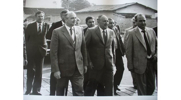 Тодор Живков посреща Горбачов по време на визитата му в София.