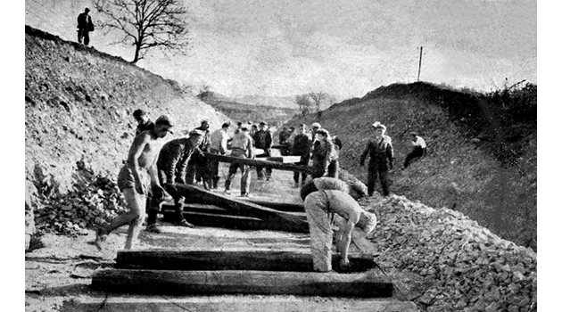 Бригадири редят траверси на строежа на жп линията Ловеч - Троян, 1948 г.