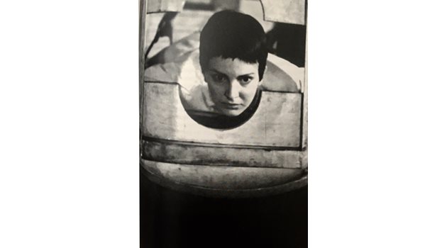 Кадърът с гилотинирането на героинята на Ренета Дралчева във филма “От другата страна на огледалото”