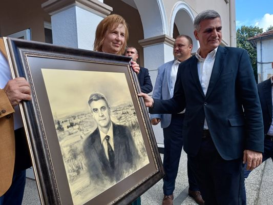 Кметицата Веска Мирчева поднесе на премиера портрет с неговия лик, а на заден план - пейзаж от родната Поповица. Снимки: Румен Златански