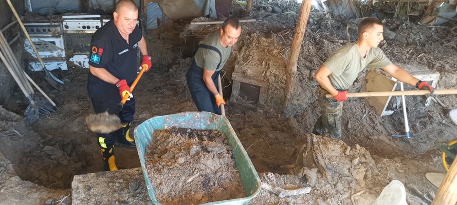 Доброволно формирование „Георги Измирлиев – Македончето“ в помощ на бедстващите хора в Карловско.