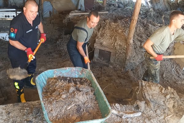 Доброволно формирование „Георги Измирлиев – Македончето“ в помощ на бедстващите хора в Карловско.