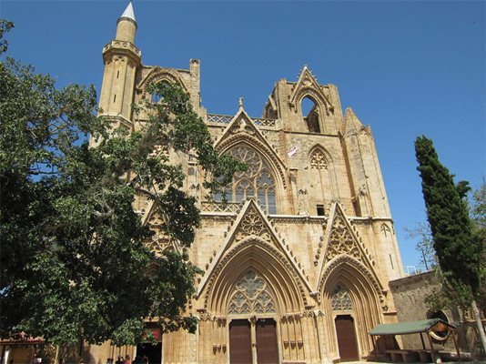 Някогашната катедрала "Св. Никола" - образец на средновековна френска готика, функционира от пет века като джамия под името на османския завоевател на острова Лала Мустафа паша.
