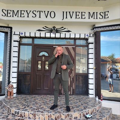 Пред къщата си в Беломорци, на която е изписал на латиница Semeystvo jivee mi se