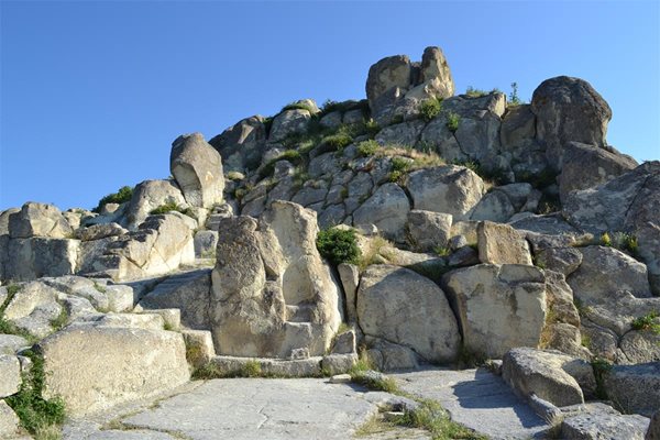 Изсечени в скалата дворци и храмове могат да се видят в археологическия комплекс Перперикон.