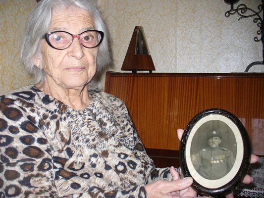 Анастасия Стойкова с портрета на своя дядо Васил Преславски.