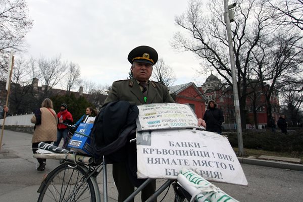 Протест пред парламента срещу застрояването на земеделски земи.