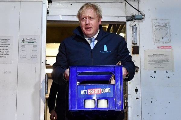 Британският премиер разнася мляко.