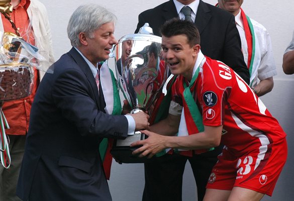 Валентин Михов връчва на капитана на ЦСКА Гъргоров трофея за победител в турнира за купата на България през 2006 г.