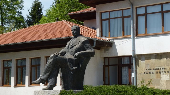 Паметникът на Елин Пелив в родното му село Байлово